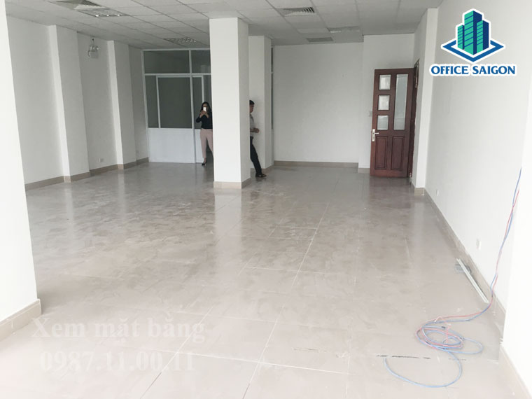 Nhân viên Office Saigon đang hỗ trợ khách xem diện tích 42m2 tại Sumikura building