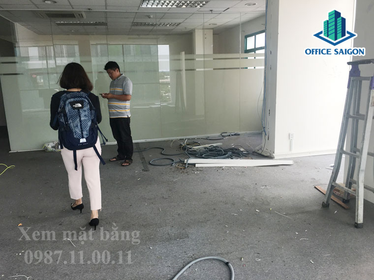 Nhân Viên Office Saigon hỗ trợ khách xem mặt bằng tại PHL building