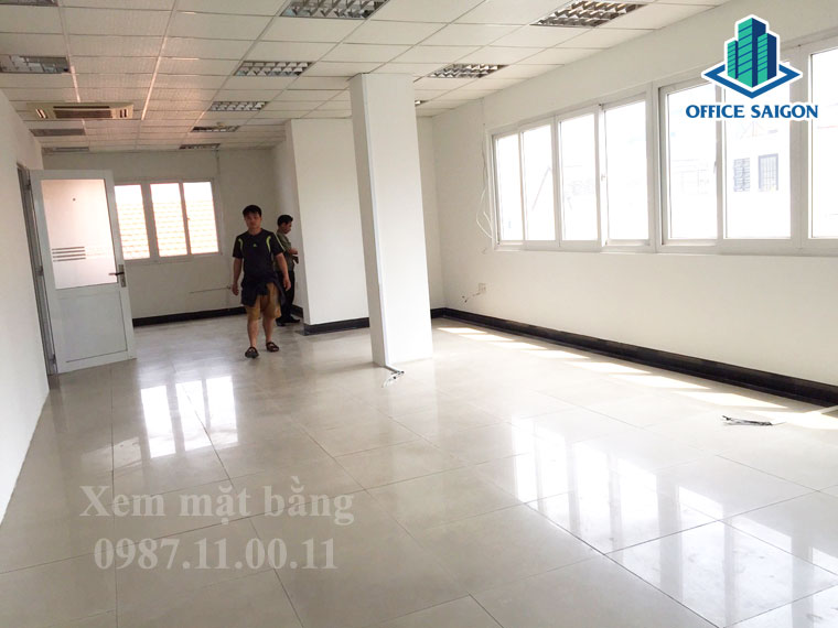 Quản lý cùng nhân viên Office Saigon đang hỗ trợ tư vấn khách xem văn phòng