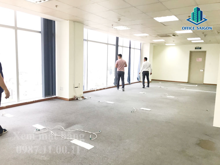 Khách hàng cùng xem mặt bằng với nhân viên Office Saigon diện tích 200m2 lầu 3