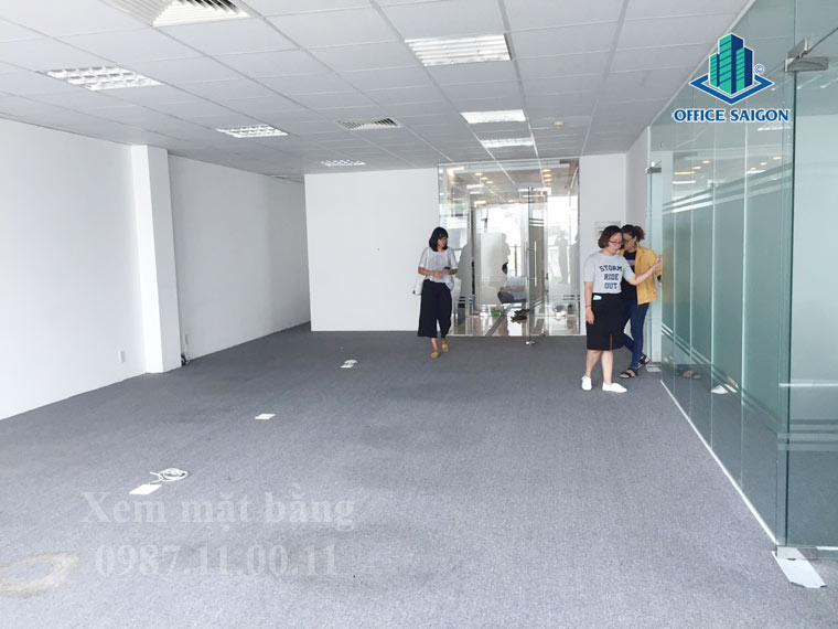 Quản lý tòa nhà NNC building hỗ trợ khách xem mặt bằng lầu 5