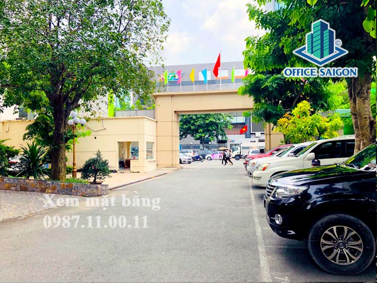 Bãi đậu xe ô tô rộng rãi tại van phòng cho thuê Cmard 2 Building quận 1