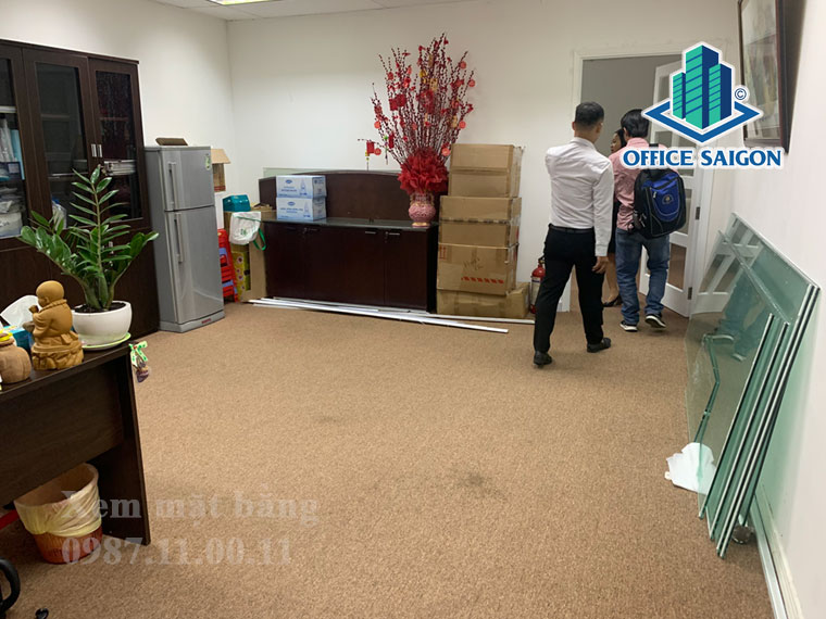 Khách xem mặt bằng thực tế tại toà nhà Satra Building quận 1