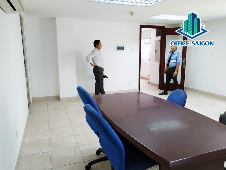 Khách xem mặt bằng tại tầng 3 toà nhà Savico Office Building quận 1