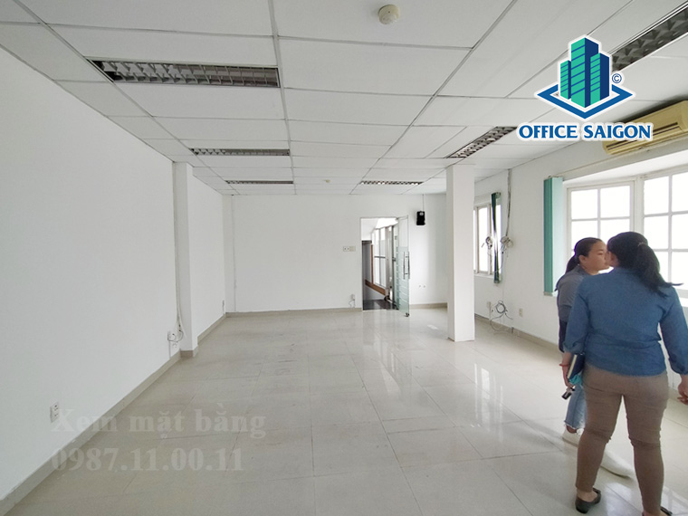 Khách xem mặt bằng 50m2 tại tầng 3 toà nhà Trần Quý Building quận 1