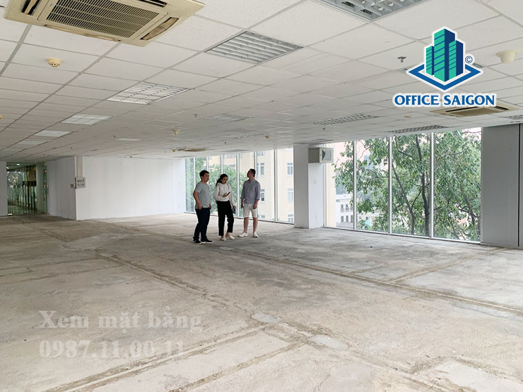 Khách đi xem mặt bằng thực tế tại Master Building quận 3