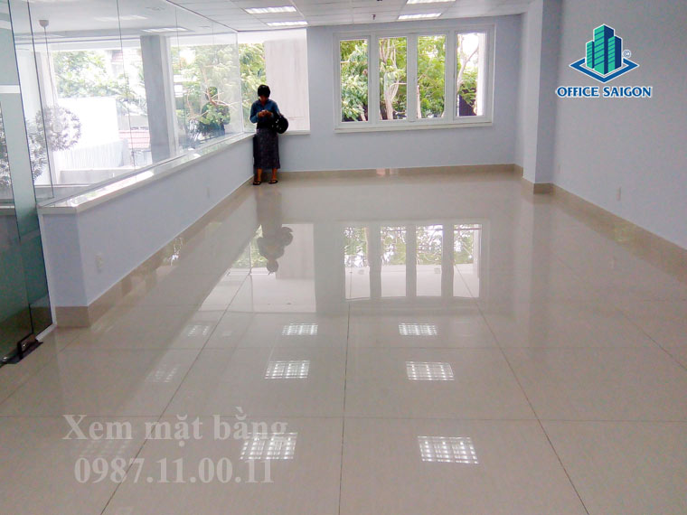 Khách hàng đang xem mặt bằng thực tế tại Xuân Thủy building quận 2