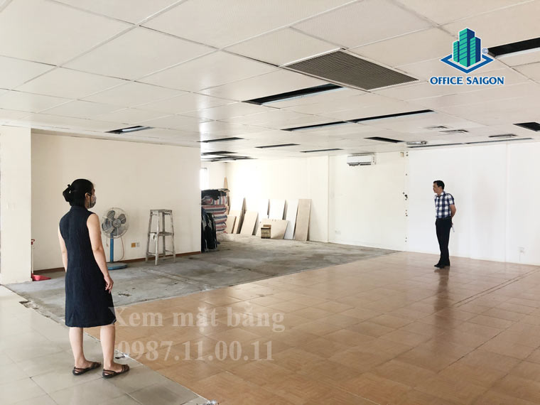 Khách xem mặt bằng thực tế tại Saigon House building quận 4