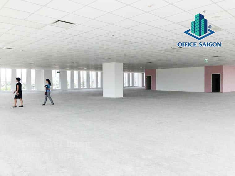 Khách xem mặt bằng thực tế tại văn phòng cho thuê Onhub Saigon Complex tower quận 9