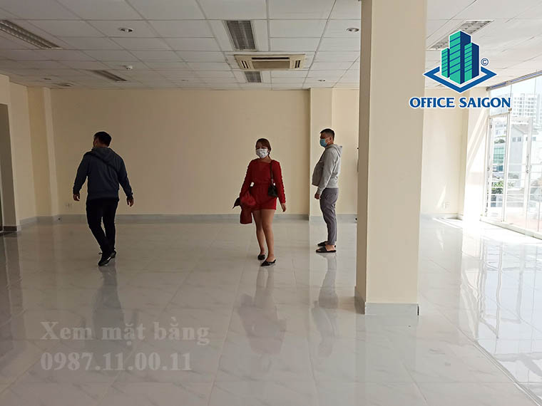 Khách xem mặt bằng tại tầng 3 văn phòng cho thuê MINK building quận Tân Bình