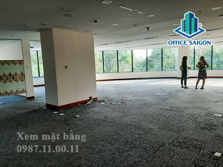 Khách xem mặt bằng thực tế tại văn phòng cho thuê Diamond plaza quận 1