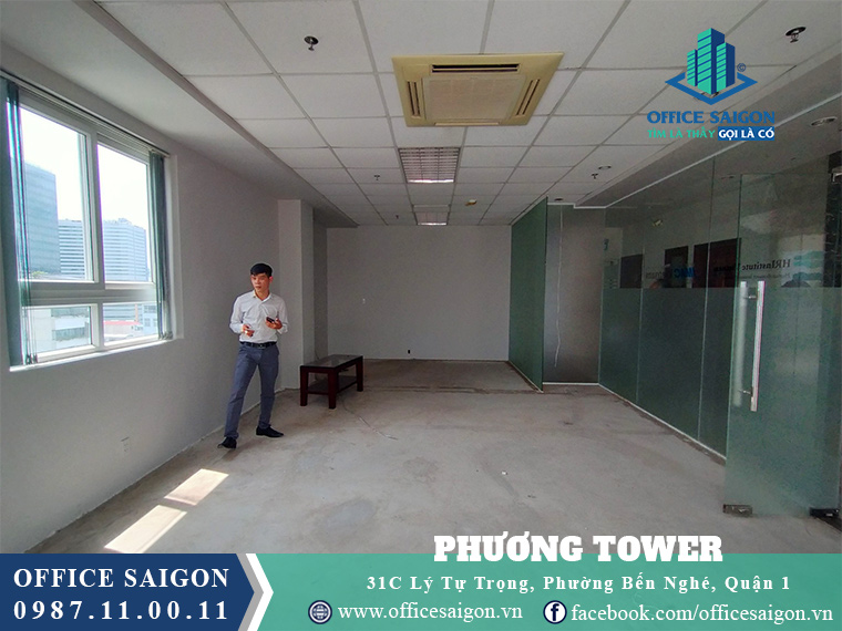 Quản lý toà nhà Phương Tower hỗ trợ khách xem mặt bằng trống