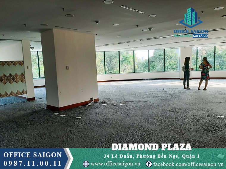 Khách xem mặt bằng trống tại văn phòng cho thuê Diamond plaza quận 1