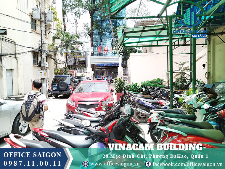 Bãi giữ xe trước văn phòng cho thuê Vinacam Building quận 1