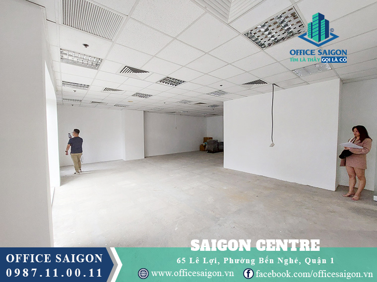 Nhân viên Office Saigon hỗ trợ khách xem mặt bằng tại Saigon Centre