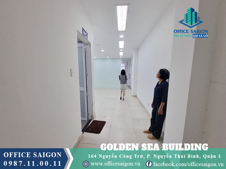 Nhân viên Office Saigon hỗ trợ khách xem văn phòng tại Golden Sea building