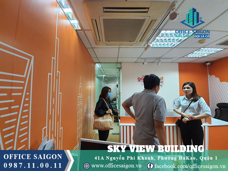 Khách xem mặt bằng thực tế tại toà nhà Sky View Building quận 1