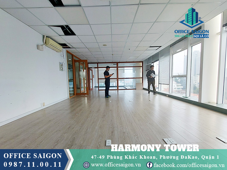 Quản lý Harmony Tower hỗ trợ khách xem mặt bằng