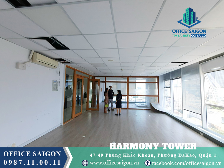 Khách xem mặt bằng thực tế tại toà nhà Harmony Tower quận 1