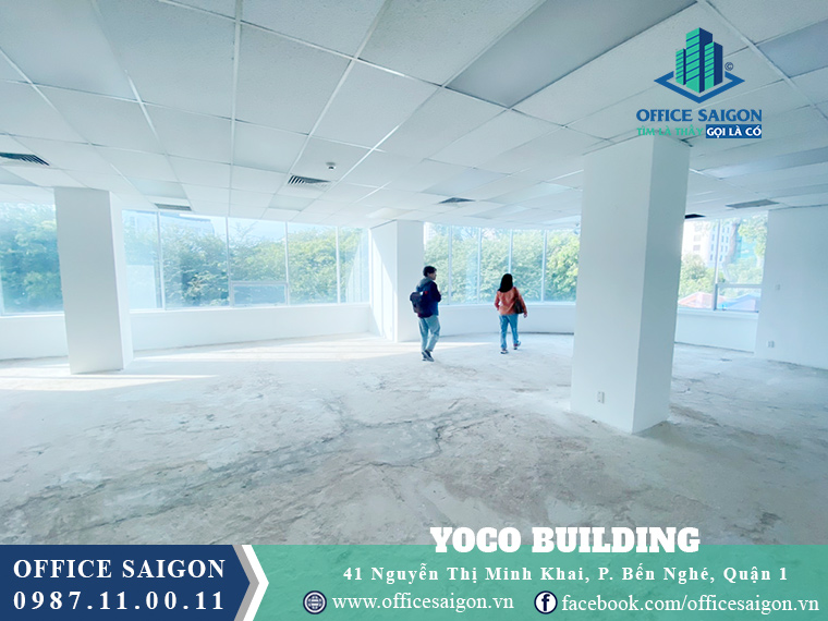 Chị quản lý tòa nhà Yoco building đang hỗ trợ khách xem mặt bằng