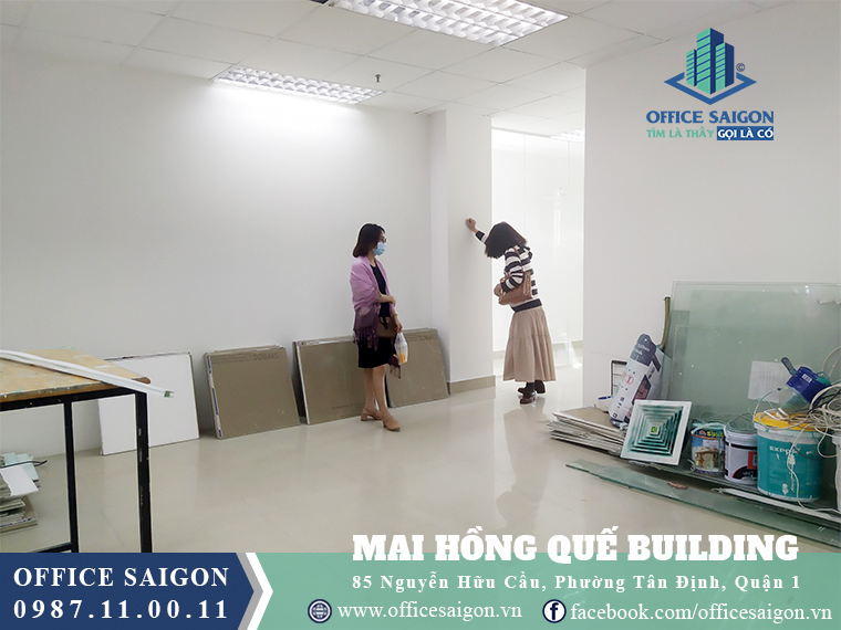 Nhân viên Office Saigon hỗ trợ khách xem mặt bằng tại Mai Hồng Quế building