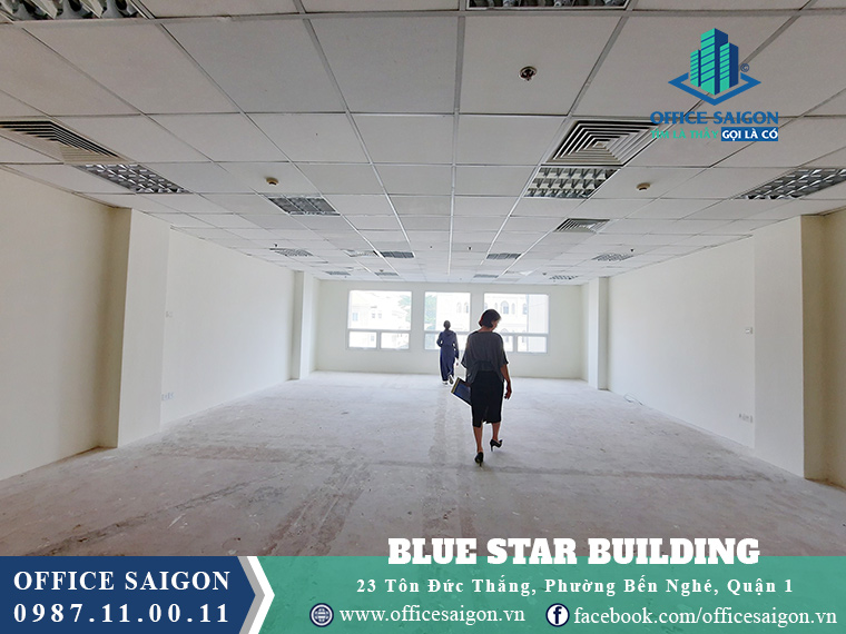 Khách xem view sàn cho thuê văn phòng tại toà nhà Blue Star Quận 1