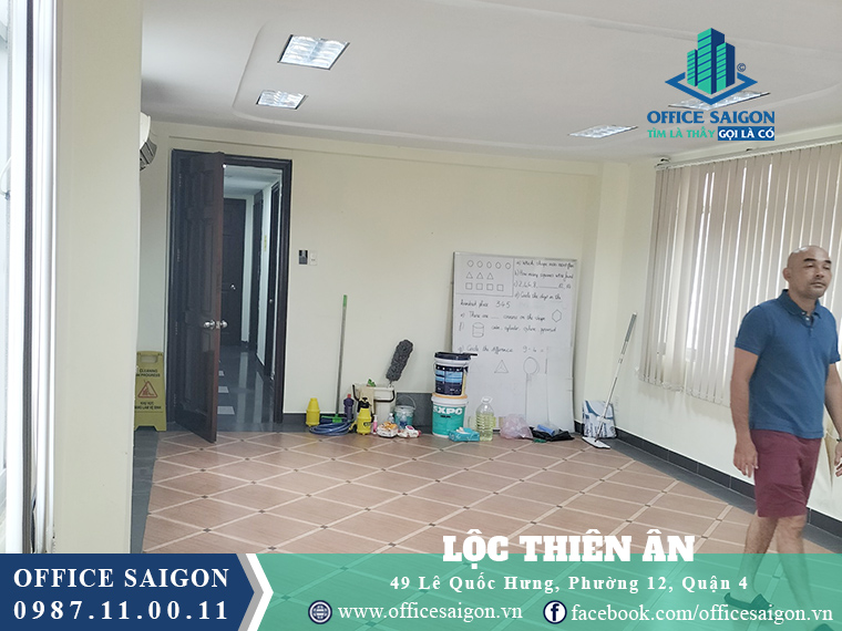 Nhân viên Office Saigon hỗ trợ khách hàng xem mặt bằng tại Lộc Thiên Ân building