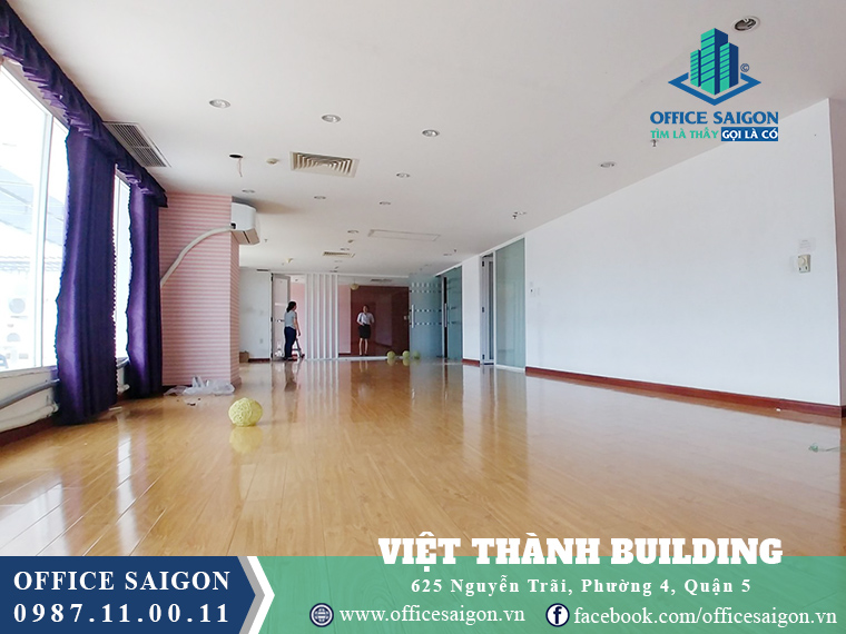 Nhân viên Office Saigon hỗ trợ khách xem mặt bằng tại Việt Thanh building