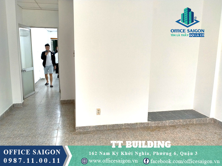 Nhân viên Office Saigon hỗ trợ khách xem mặt bằng thực tế tại tòa nhà TT Building quận 3