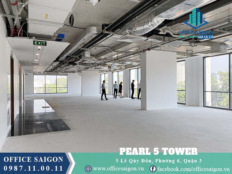 Nhân viên Office Saigon tư vấn văn phòng cho thuê 100m2 tại toà nhà Pearl 5 Quận 3