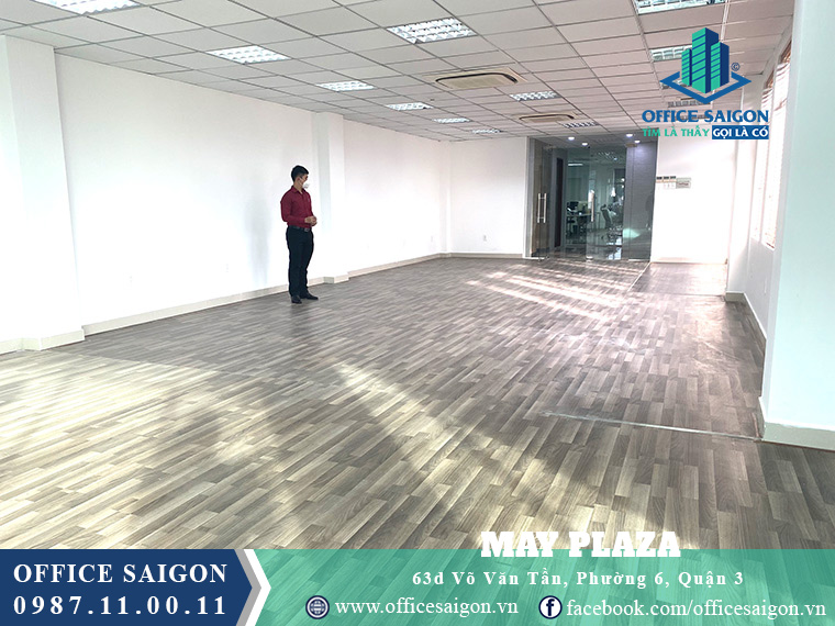 Nhân viên Office Saigon hỗ trợ khách xem mặt bằng tại văn phòng cho thuê May Plaza quận 3