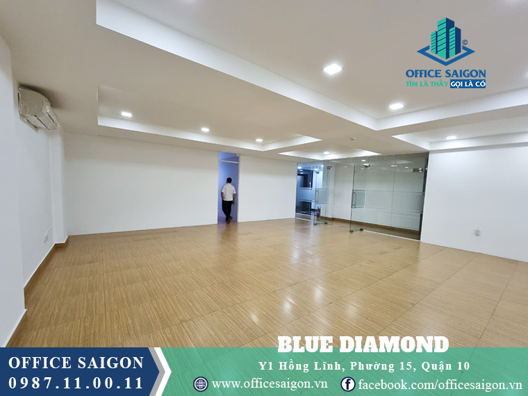 Chị quản lý tòa nhà Blue Diamond hỗ trợ khách xem mặt bằng