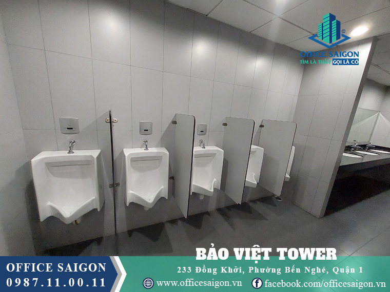 Hệ thống toilet nam tại văn phòng cho thuê Bảo Việt Tower quận 1