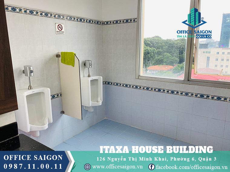 Toilet nam tại văn phòng cho thuê tại phường 6 quận 3 Itaxa House Building