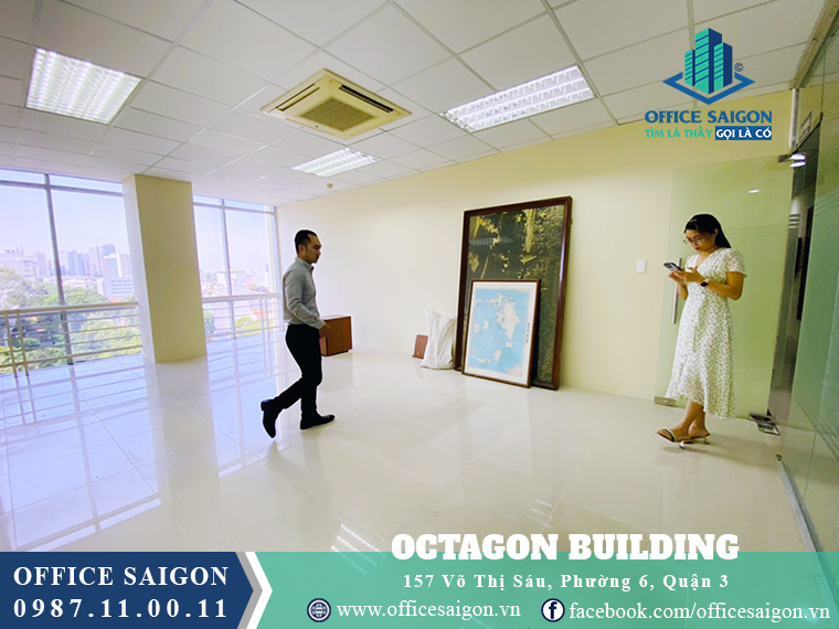 Khách xem mặt bằng 35m2 tại toà nhà cho thuê văn phòng Octagon Building quận 3