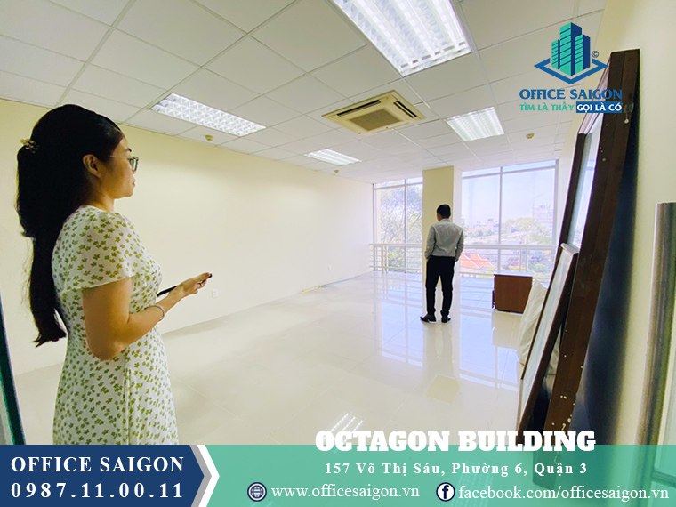 Khách xem mặt bằng thực tế tại tòa nhà Octagon Building quận 3 