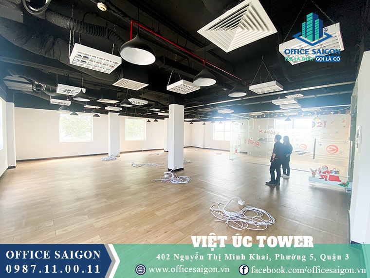 Khách xem mặt bằng thực tế tại văn phòng Việt Úc Tower Quận 3