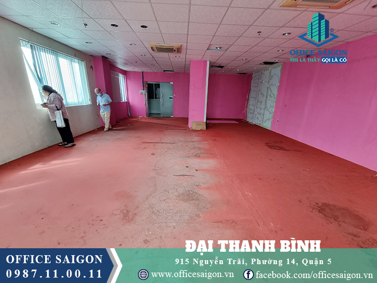 Khách xem mặt bằng thực tế tại tầng 5 văn phòng Đại Thanh Bình Building Quận 5