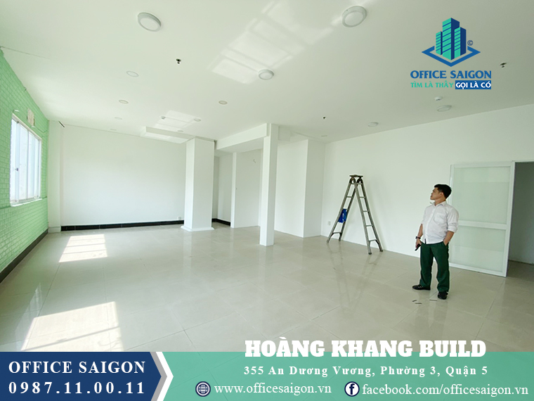 Khách xem mặt bằng140m2 tại văn phòng cho thuê toà nhà Hoàng Khang Building Quận 5