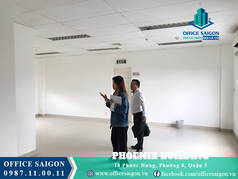 Khách xem mặt bằng thực tế tại văn phòng cho thuê toà nhà Phoenix Building Quận 5