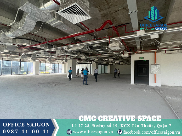 Khách xem diện tích 1200m2 tại văn phòng cho thuê toà nhà CMC Creative Space Quận 7