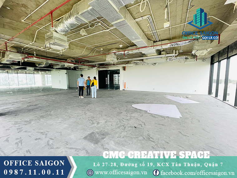 Khách xem mặt bằng thực tế tại văn phòng cho thuê toà nhà CMC Creative Space Quận 7