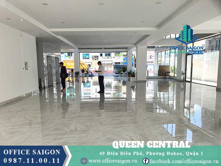 Khách xem mặt bằng thực tế tại văn phòng cho thuê Queen Central quận 1