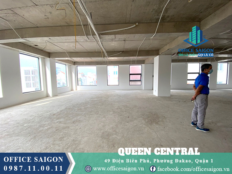 Khách xem mặt bằng trống tại văn phòng cho thuê Queen Central quận 1