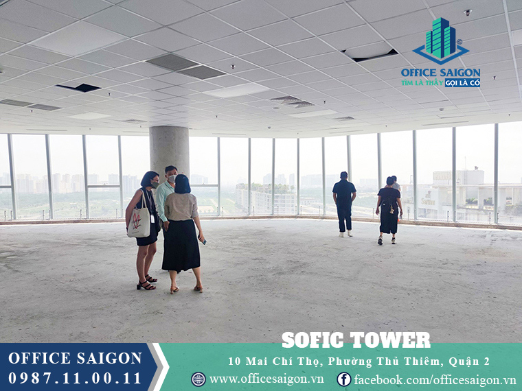 Khách xem view sàn cho thuê toà nhà Sofic Tower Quận 2