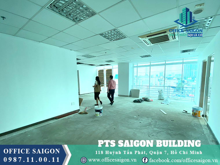 Khách xem mặt bằng tại tầng 2 toà nhà văn phòng cho thuê PLS Saigon building Quận 7