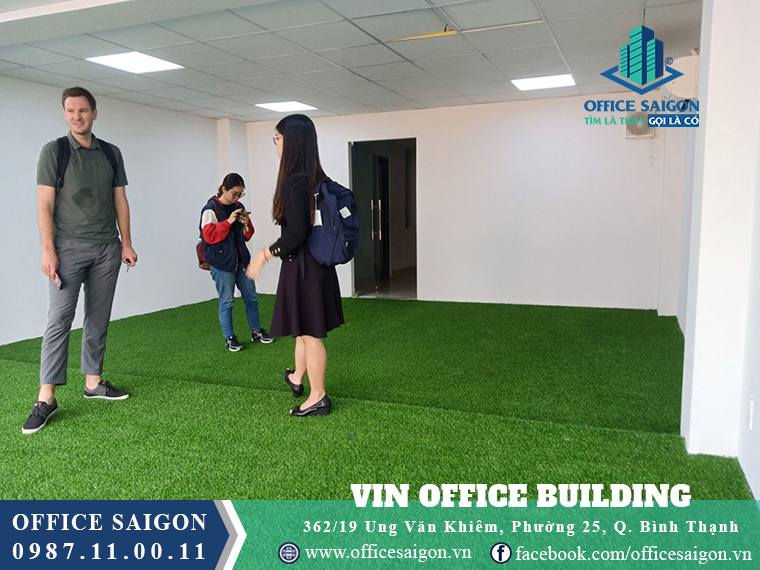 Khách xem sàn tại toà nhà Vin Office Building Quận Bình Thạnh