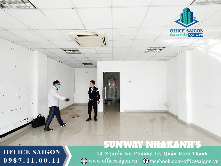 Khách xem mặt bằng thực tế văn phòng cho thuê Sunway Nhaxanh's Center Quận Bình Thạnh