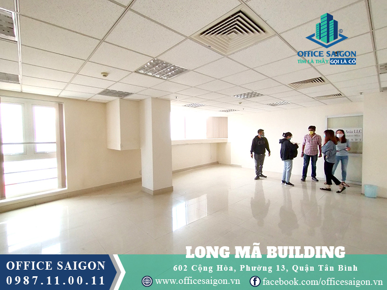 Khách xem mặt bằng văn phòng cho thuê tại Long Mã Building quậnTân Bình