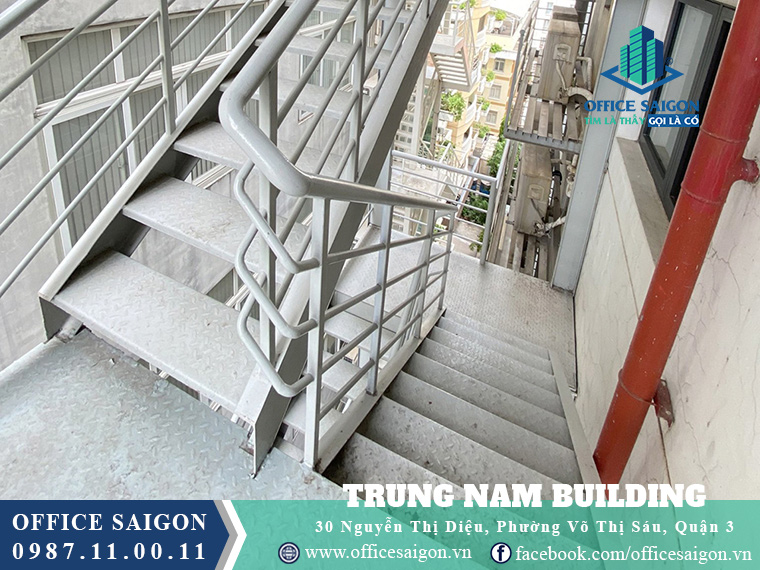 Thang thoát hiểm bên ngoài văn phòng cho thuê toà nhà Trung Nam Building Quận 3